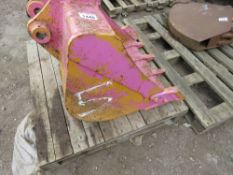 2FT WIDE EXCAVATOR BUCKET ON 40MM PINS, PINK.