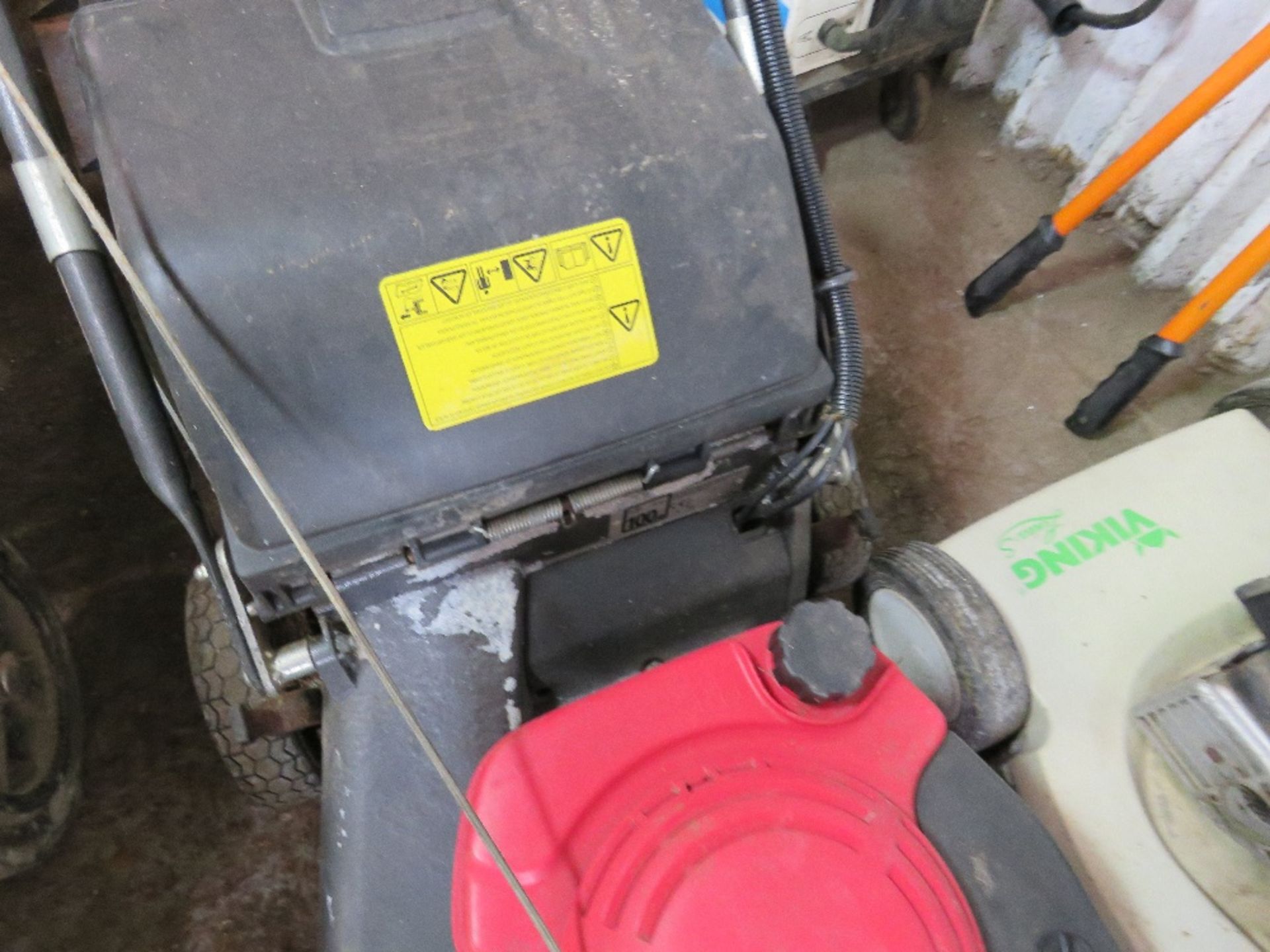 HONDA VARIABLE SPEED MOWER WITH A COLLECTOR. WHEN TESTED WAS SEEN TO RUN AND DRIVE AND MOWER BLADE E - Image 2 of 4