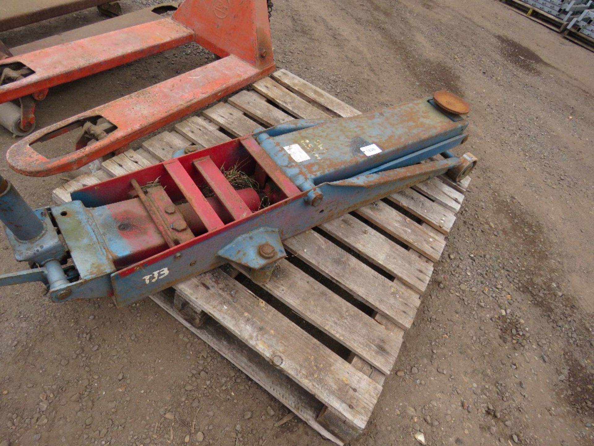 HEAVY DUTY TROLLEY JACK. WHEN TESTED WAS SEEN TO LIFT AND LOWER. - Image 2 of 2