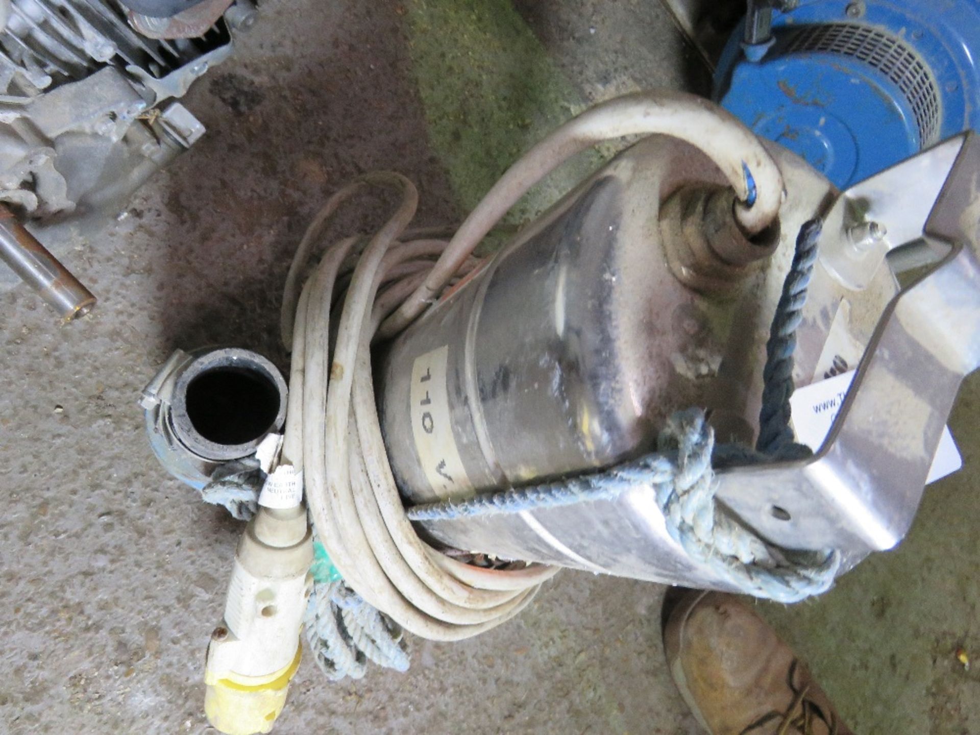 110VOLT SUBMERSIBLE WATER PUMP. - Image 2 of 2