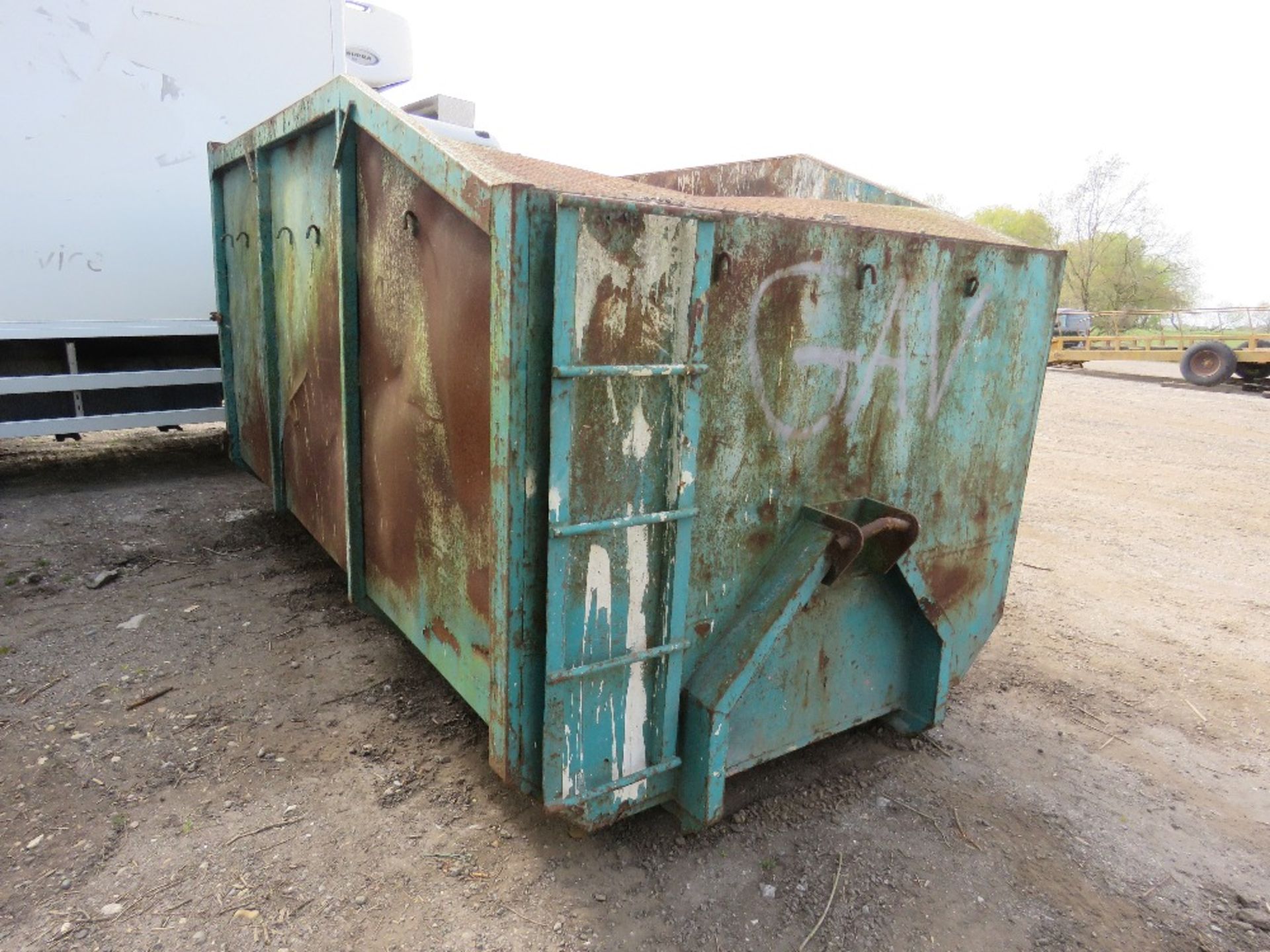 HOOK LOADER CONTAINER, PREVIOUSLY USED ON 7.5TONNE LORRY. REQUIRES SOME REPAIRS. - Image 4 of 4
