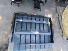 PAIR OF FORKLIFT TINES AND A BACKPLATE, 0.95M LENGTH APPROX.