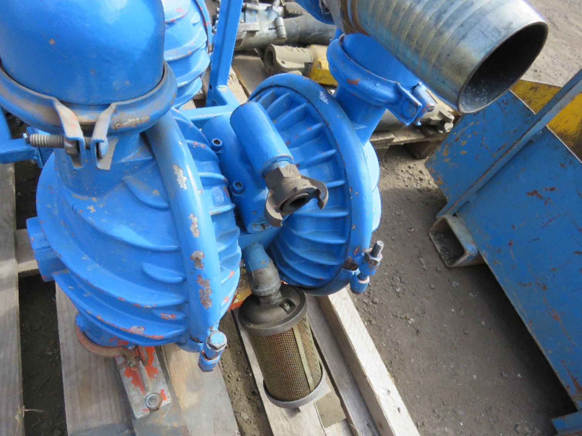 WILDEN AIR OPERATED WATER PUMP. - Image 2 of 3