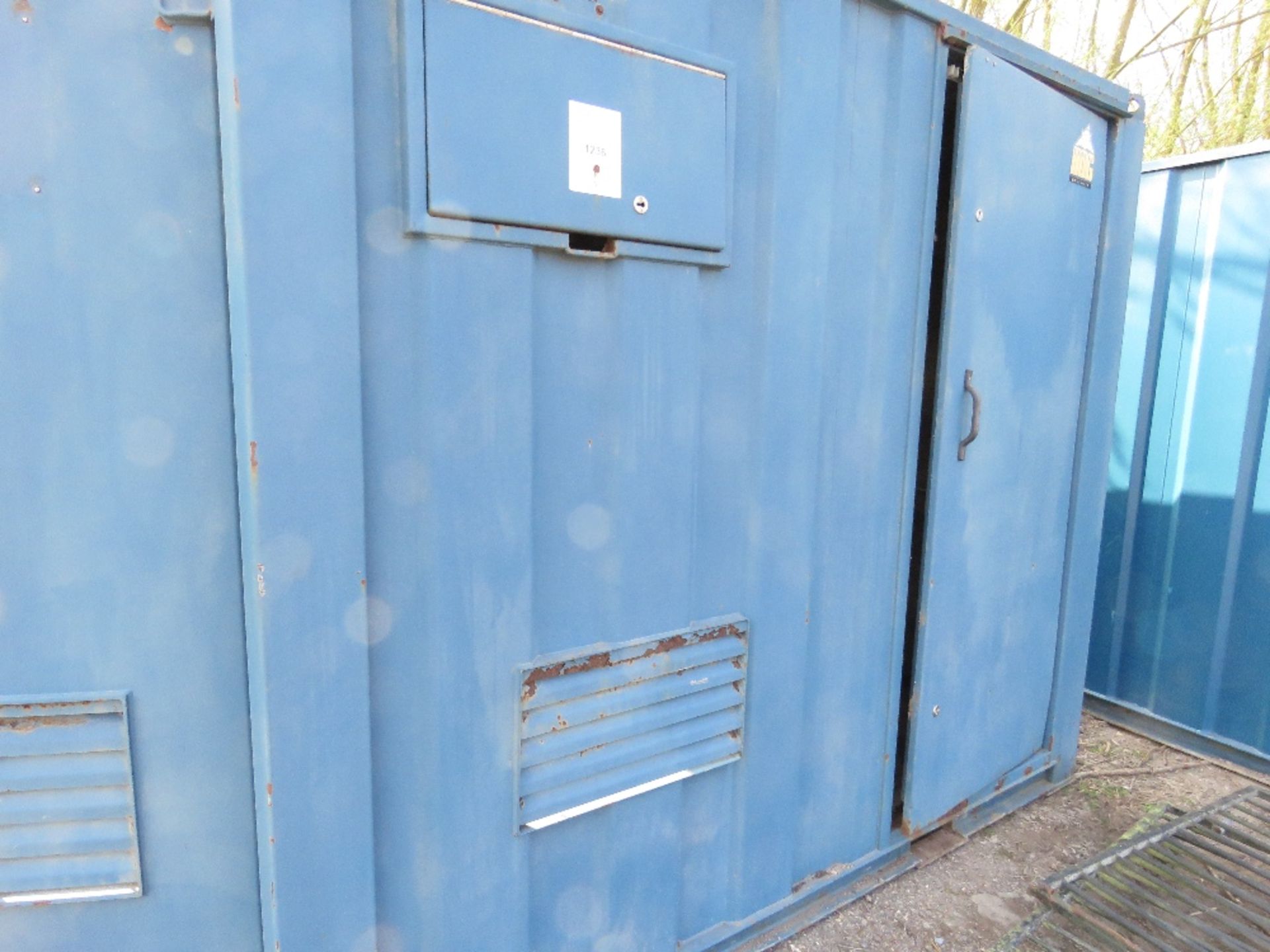 PLUG AND GO STEEL SITE STORE UNIT 9FT X 8FT APPROX. COMPRISING LOCKABLE STORAGE AREAS PLUS A TOILET
