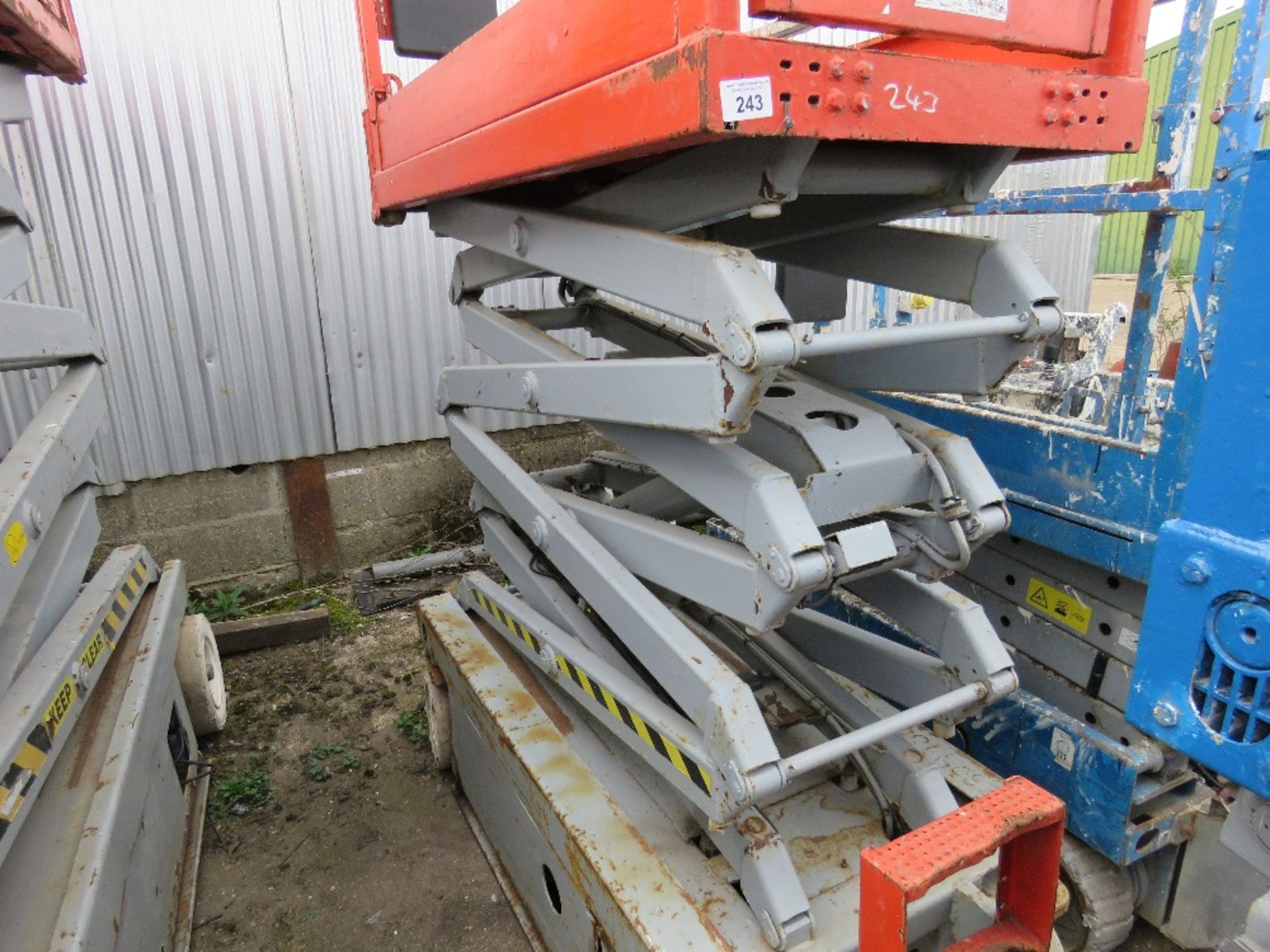 SKYJACK SJ111 3219 SCISSOR LIFT ACCESS PLATFORM, YEAR 2007. SN:266544. WHEN TESTED WAS SEEN TO DRIVE