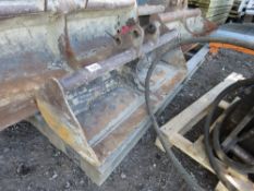 EXCAVATOR GRADING BUCKET ON 35MM PINS, 1.2M WIDE, NEEDS ATTENTION