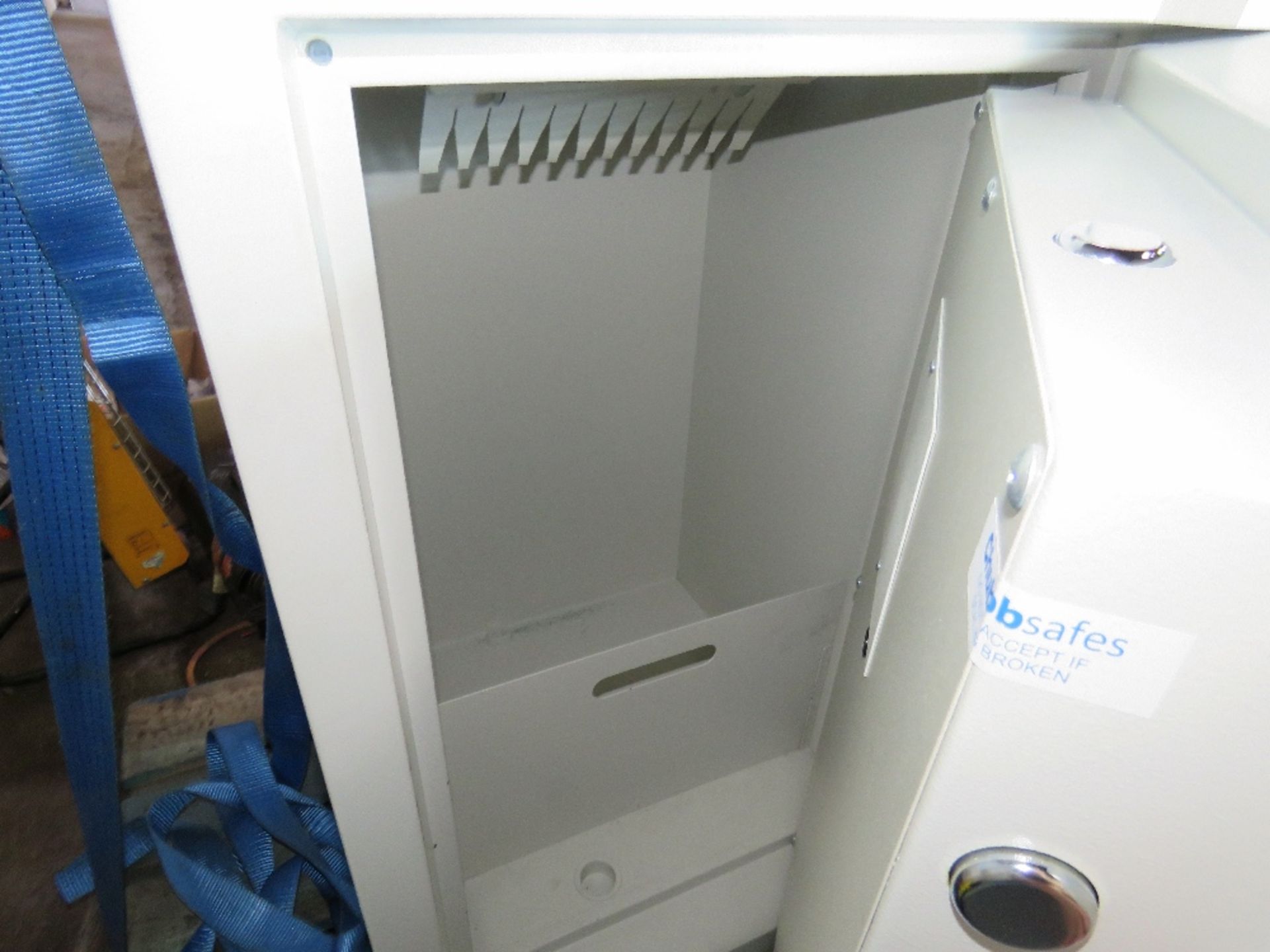 LARGE SIZED CASH DROP SAFE WITH KEY. DIRECT FROM COMPANY LIQUIDATION. - Image 4 of 4