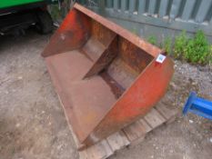 4FT WIDE FOREND LOADER BUCKET.