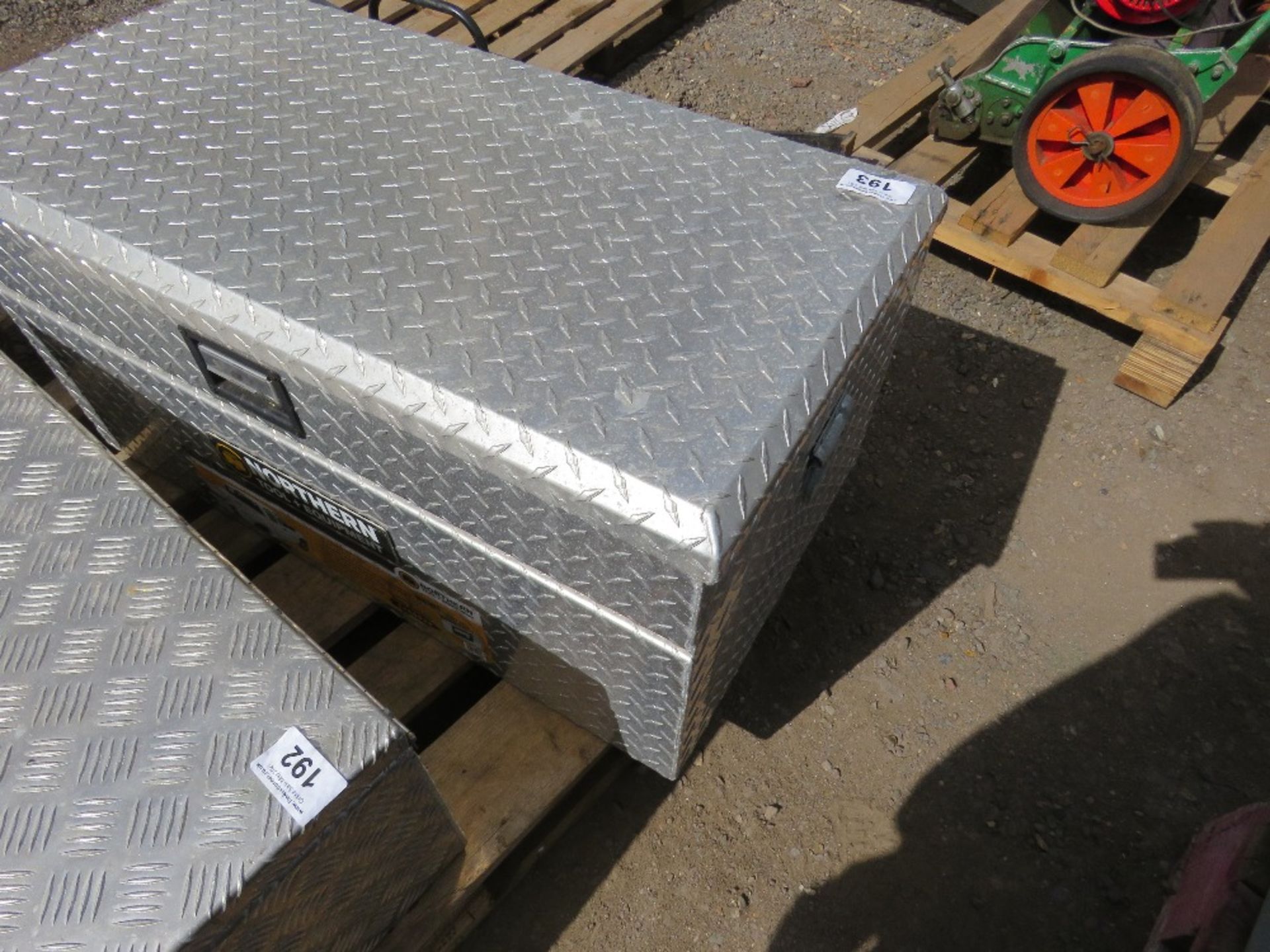 NORTHERN TOOL AND EQUIPMENT ALUMINIUM CHEQUER PLATE TOOL BOX, 50CM X 92CM X 48CM HEIGHT APPROX. KEYS