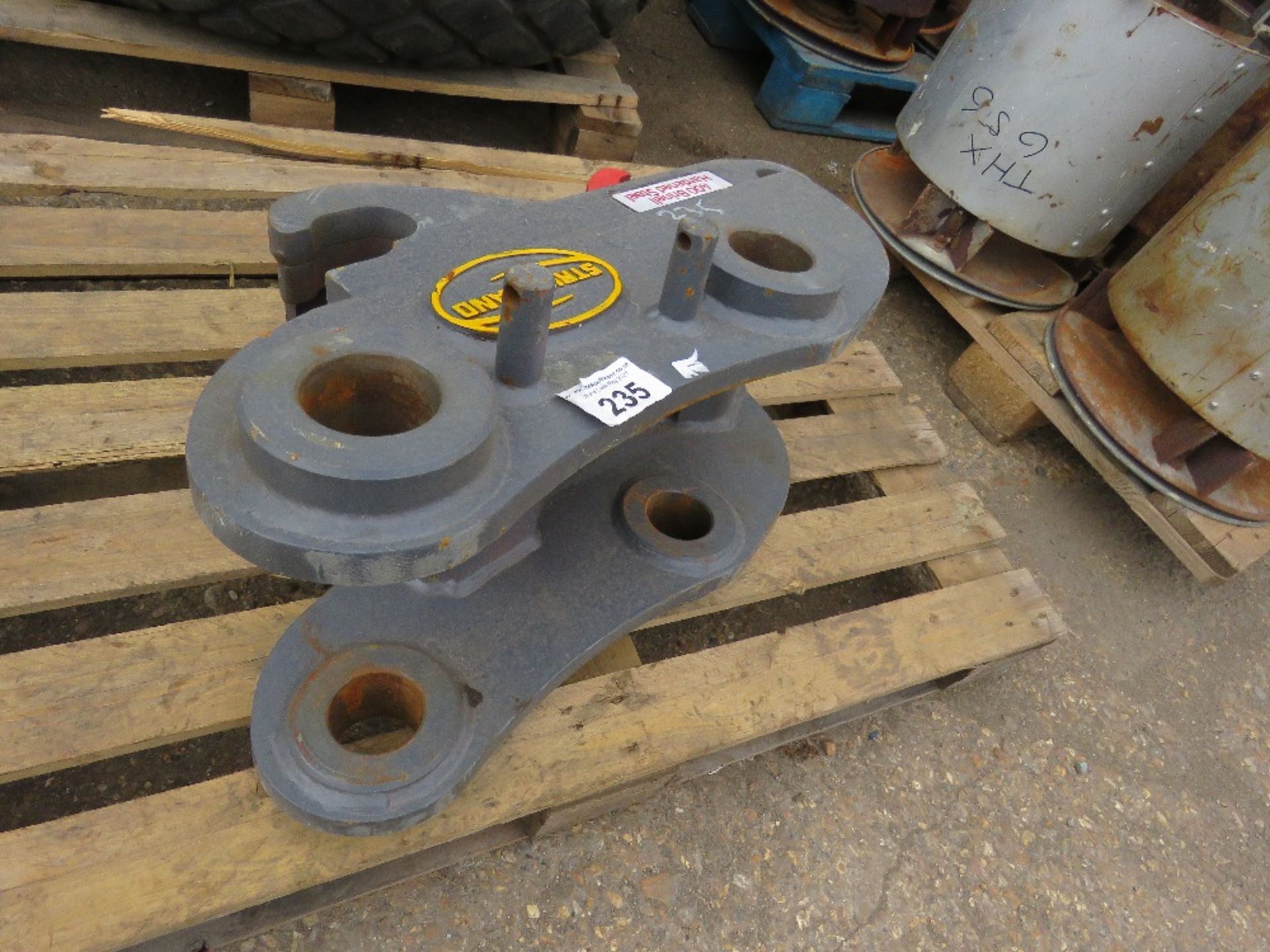 STRICKLAND HYDRAULIC QUICK HITCH, NEVER INSTALLED. 60MM MACHINE PINS TO 50MM BUCKET PINS. - Image 2 of 3