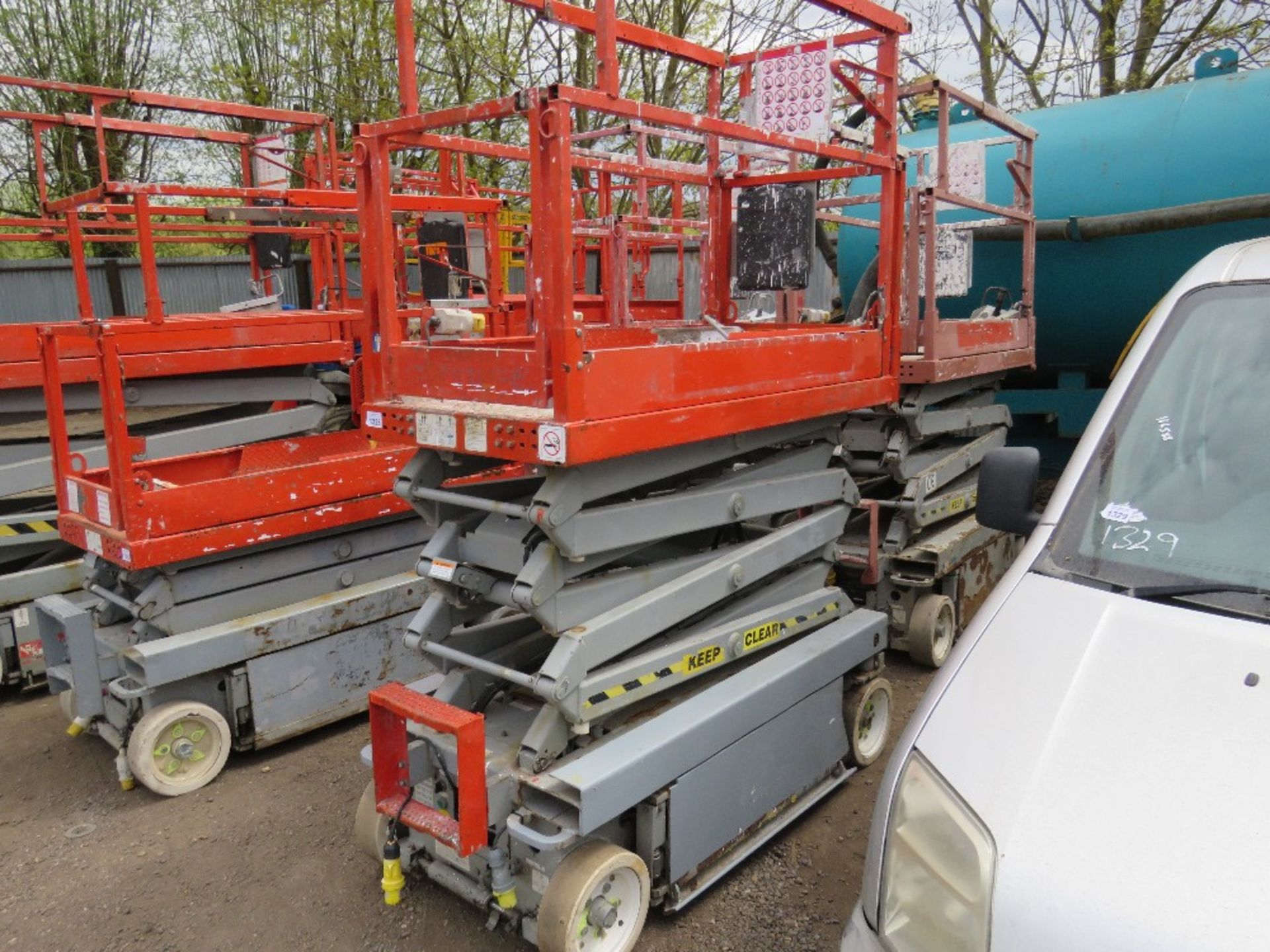 SKYJACK SJ3219 BATTERY POWERED SCISSOR LIFT UNIT.8M RATED. SN;22013340. WHEN TESTED WAS SEEN TO DRI