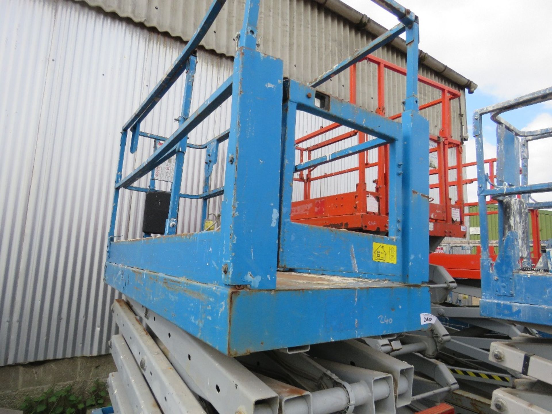 GENIE GS2632 SCISSOR LIFT ACCESS PLATFORM, 9.8M MAX WORKING HEIGHT. year 2002. sn;gs32-47285. WHEN - Image 2 of 5