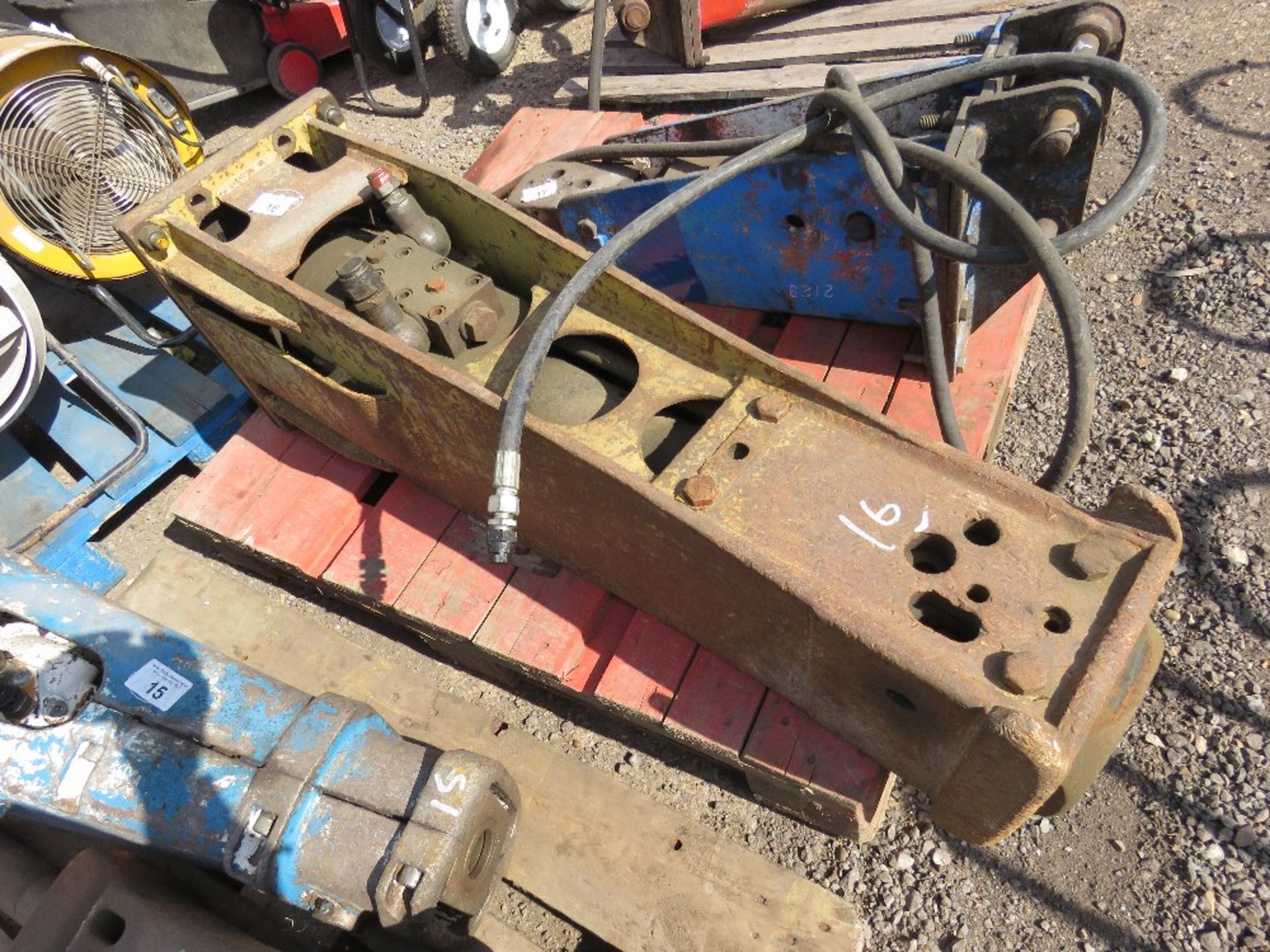 EXCAVATOR BREAKER BODY FOR 13 TONNE MACHINE APPROX.