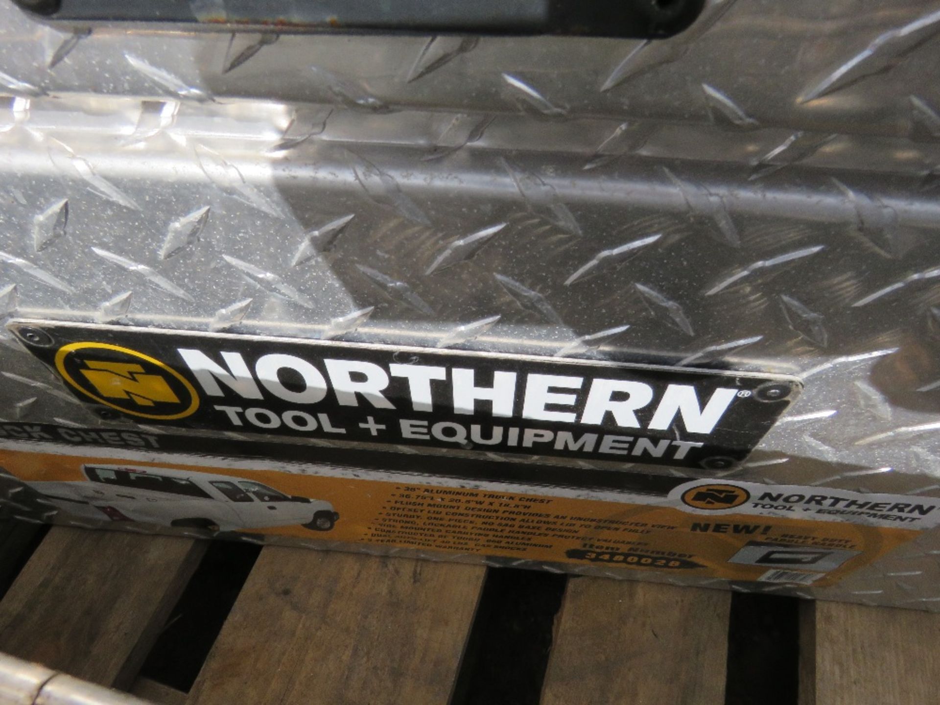 NORTHERN TOOL AND EQUIPMENT ALUMINIUM CHEQUER PLATE TOOL BOX, 50CM X 92CM X 48CM HEIGHT APPROX. KEYS - Image 2 of 4