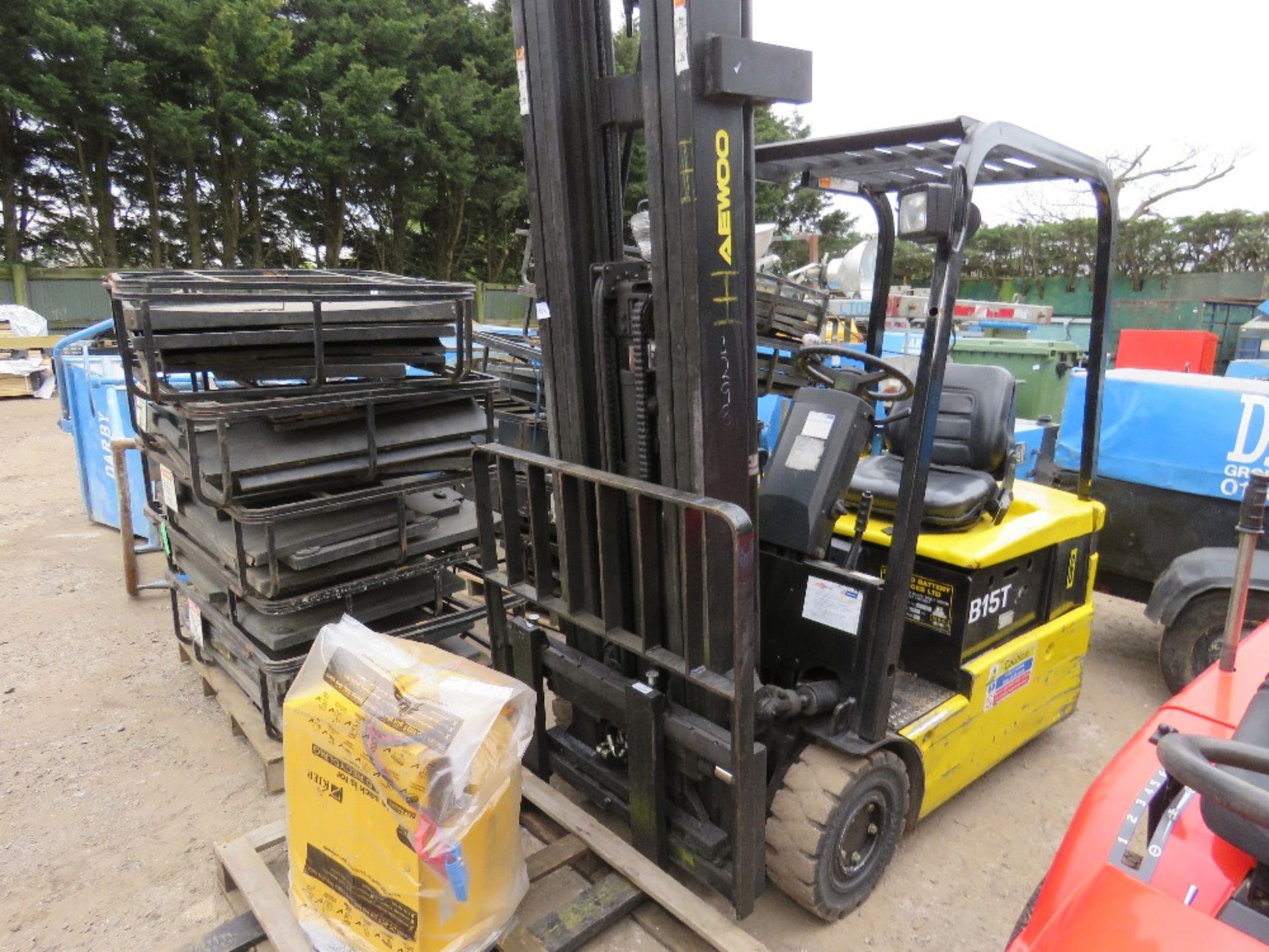 bidding increment now £100 DAEWOO BST15T-2 3 WHEEL BATTERY FORKLIFT WITH CHARGER.