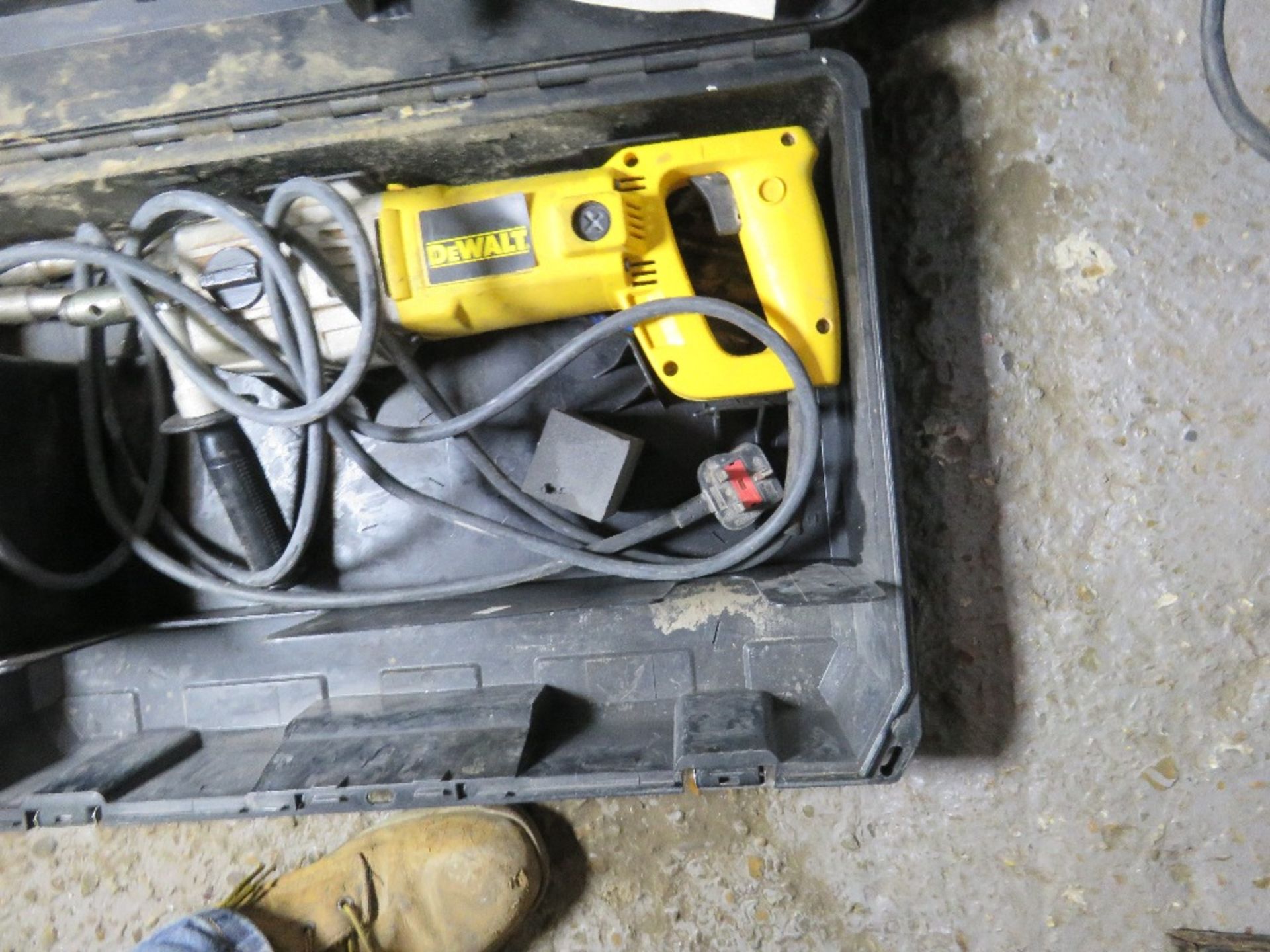 DEWALT 240VOLT CORE DRILL IN CASE. UNTESTED, CONDITION UNKNOWN. - Image 3 of 3