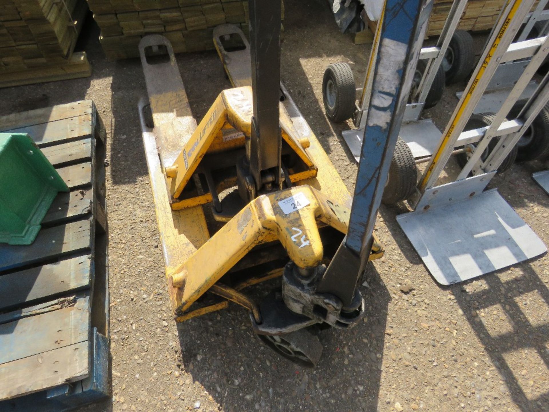 2 X PALLET TRUCKS, SOURCED FROM COMPANY LIQUIDATION. WHEN TESTED WAS SEEN TO LIFT AND LOWER. - Image 2 of 3