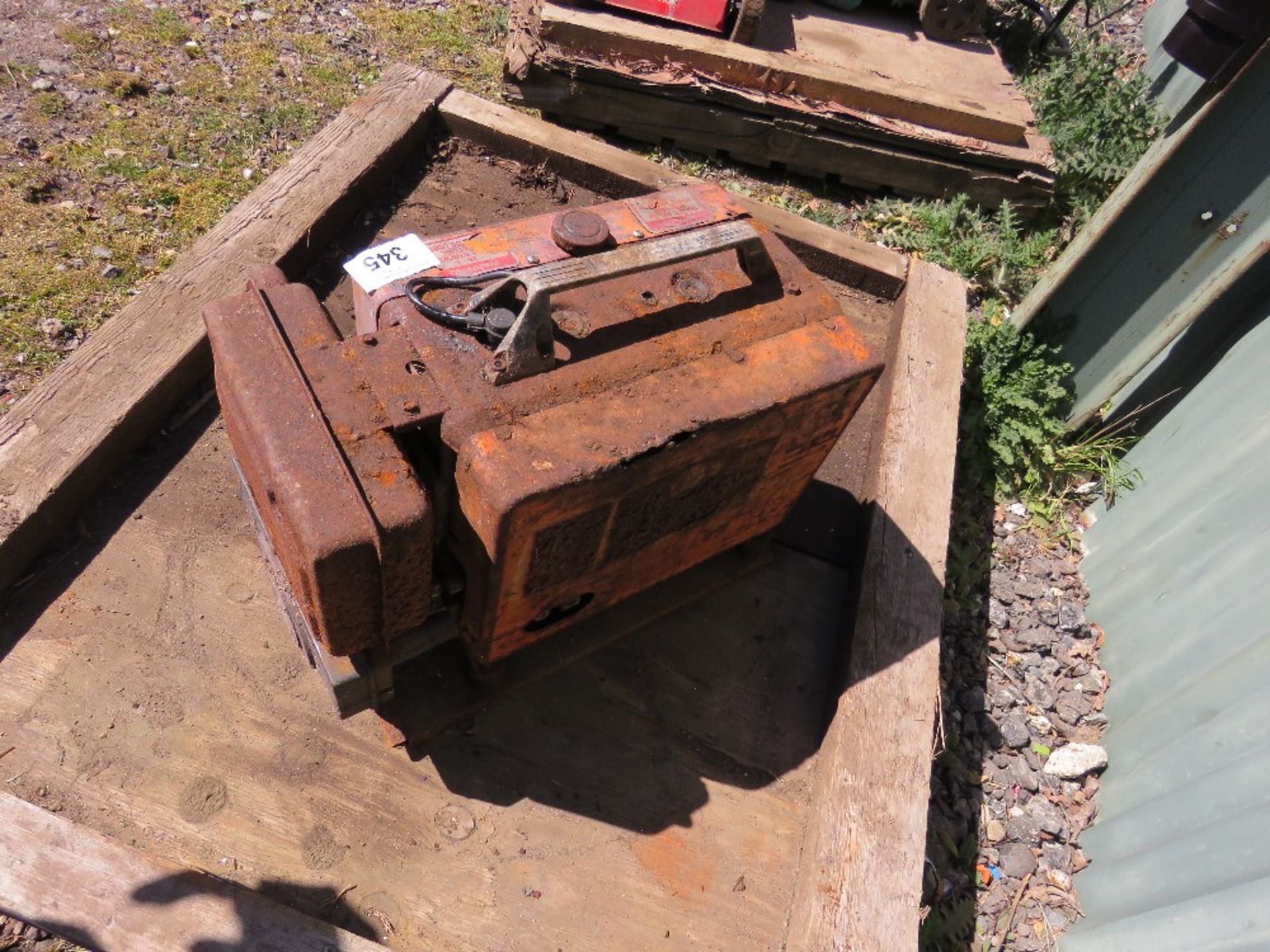 SMALL SIZED PETROL ENGINED WELDER, CONDITION UNKNOWN. - Image 2 of 3