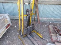 HYDRAULIC LIFTING PALLET TRUCK FORKLIFT. WHEN TESTED WAS SEEN TO LIFT AND LOWER. MANUAL OPERATION.