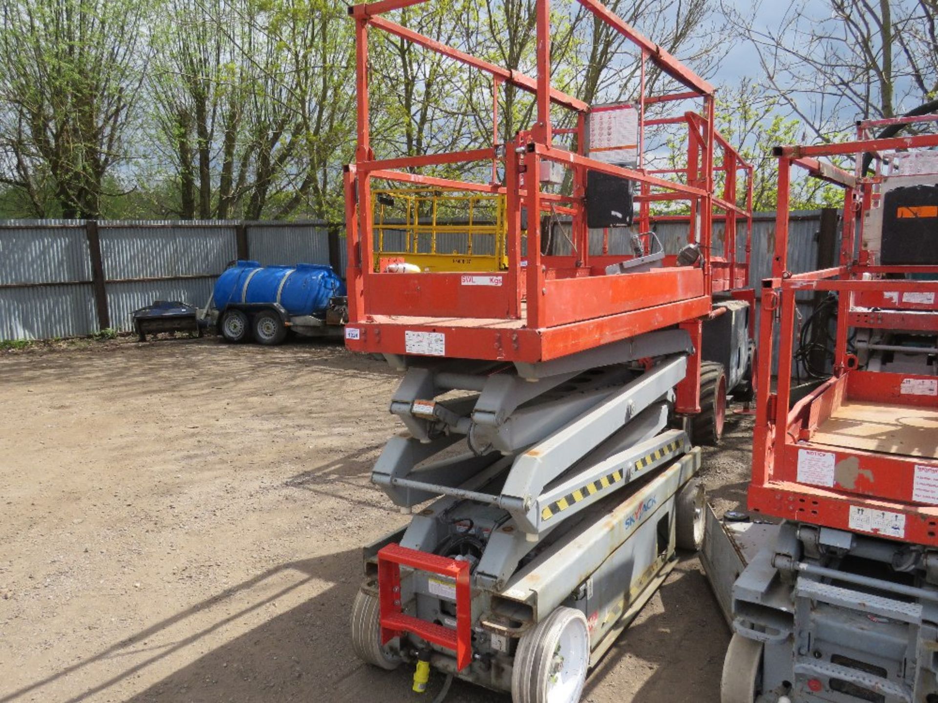 SKYJACK SJ3220 BATTERY POWERED SCISSOR LIFT UNIT.YEAR 2007. SN;M600532. WHEN TESTED WAS SEEN TO DRI - Image 2 of 7