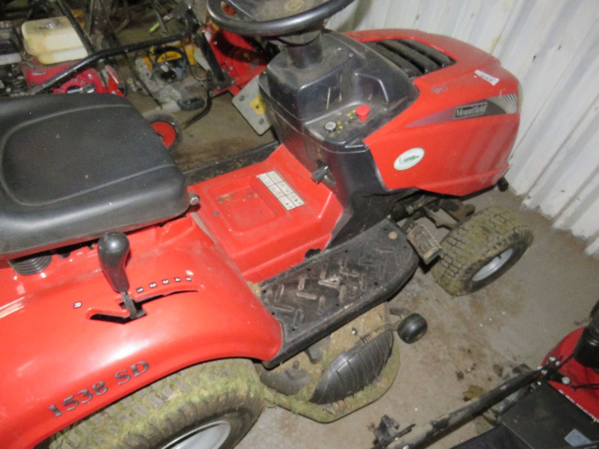 MOUNTFIELD 1538SD RIDE ON MOWER, YEAR 2012, HYDRASTATIC DRIVE. WHEN TESTED WAS SEEN TO RUN BUT WOULD - Image 5 of 5