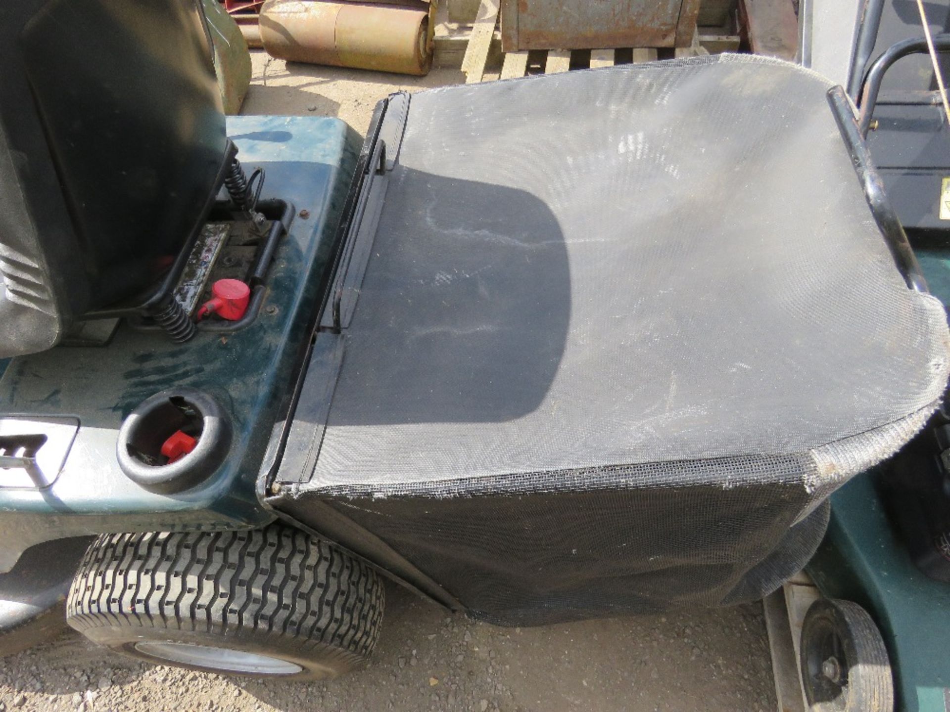 HAYTER 13/30 RIDE ON MOWER. WHEN TESTED WAS SEEN TO RUN AND DRIVE. - Image 4 of 4