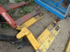 HYDRAULIC PALLET TRUCK, SOURCED FROM COMPANY LIQUIDATION. WHEN TESTED WAS SEEN TO LIFT AND LOWER.
