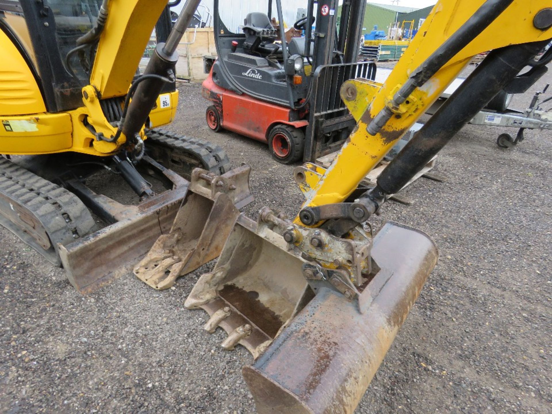 JCB 8025 2.5 TONNE MINI EXCAVATOR, YEAR 2009. - Image 6 of 13