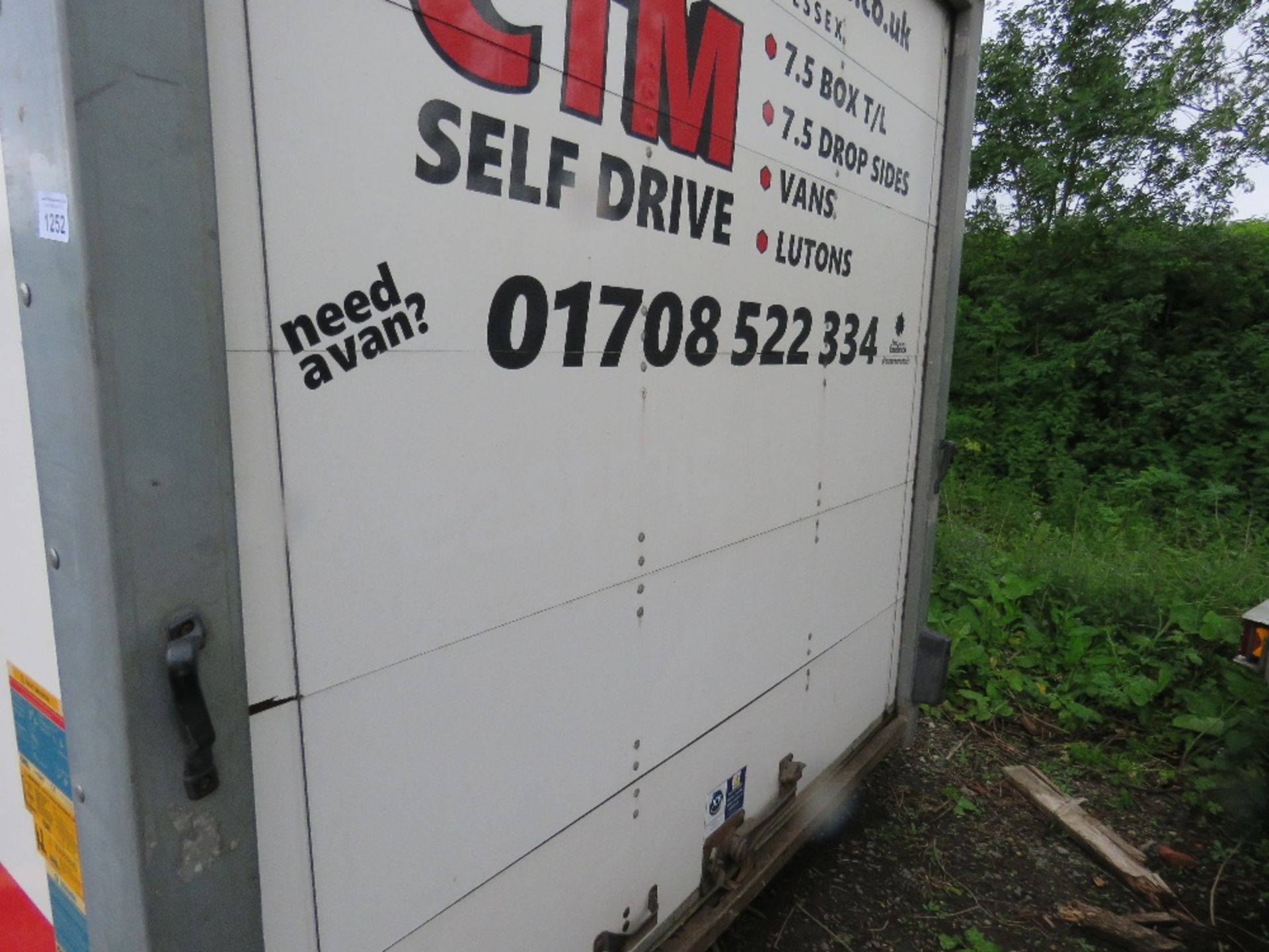 BOX BODY FROM 7.5TONNE LORRY, 20FT LENGTH WITH REAR ROLLER SHUTTER. RECENTLY REMOVED. - Image 2 of 6