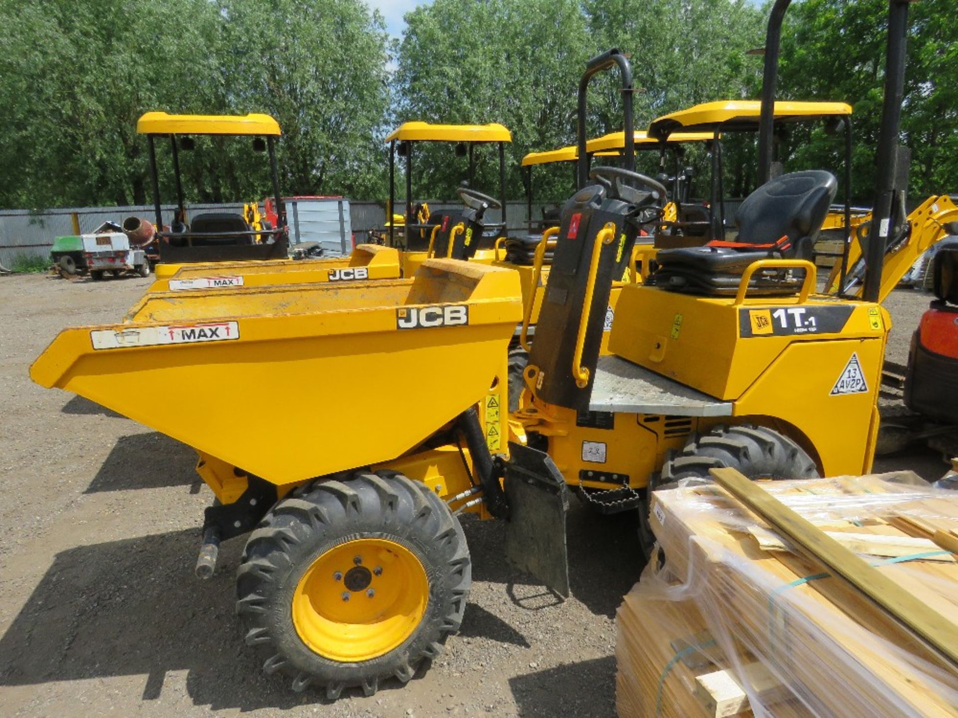 JCB 1T-1 HIGH TIP ONE TONNE DUMPER, YEAR 2018 BUILD. 265.9 RECORDED HOURS, KEY AND CERTIFICATE OF - Image 8 of 10