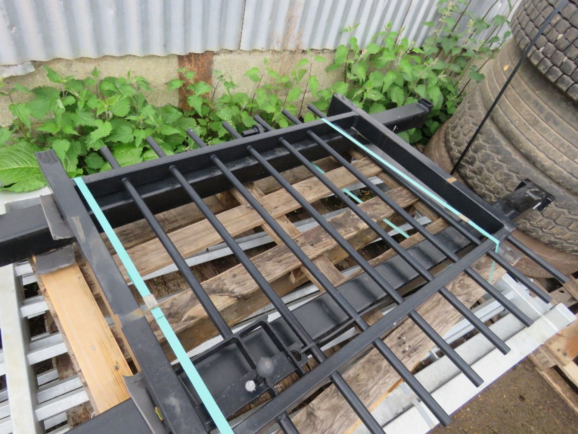 1 X BARBICAN METAL RESIDENTIAL GATE WITH 2 X POSTS 0.9M HEIGHT X 1.05M WIDTH APPROX. PALLET G. - Image 3 of 3