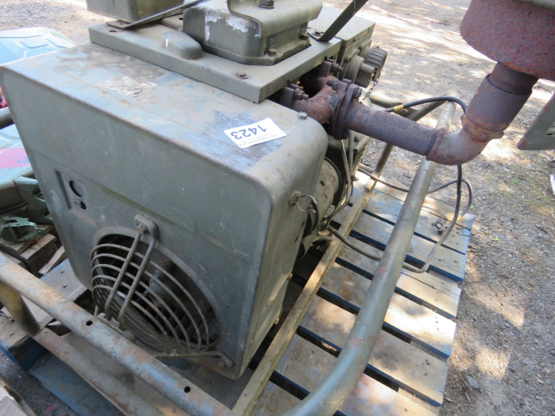 ONAN 6KVA PETROL ENGINED GENERATOR WHEN TESTED WAS SEEN TO RUN AND MAKE POWER, NEEDS BATTERY - Image 3 of 5