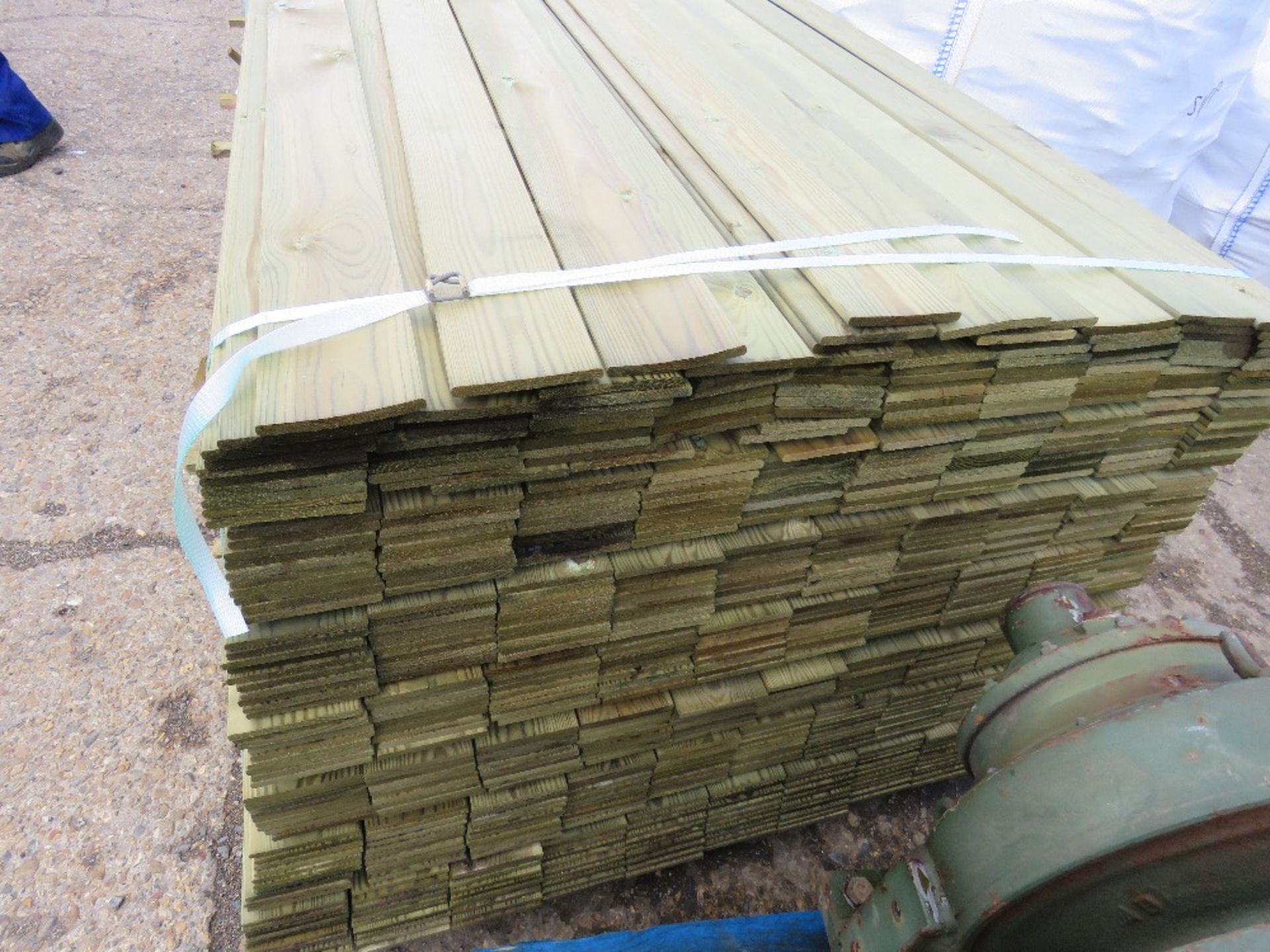 LARGE PACK OF MACHINED HIT AND MISS FENCING BOARDS, TREATED, 1.74M X 10CM APPROX. - Image 4 of 4