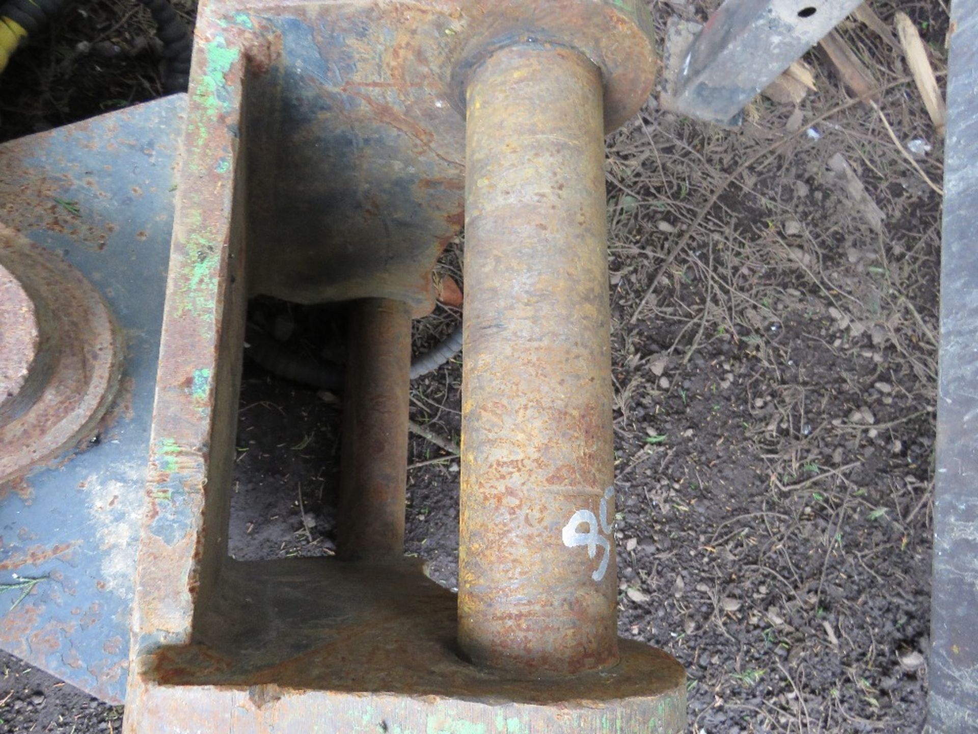 HYDRAULIC ANGLE ADJUSTING/TILTING GRADING BUCKET ON 80MM PINS, 7FT WIDTH APPROXIMATELY. WORKING WHE - Image 3 of 5
