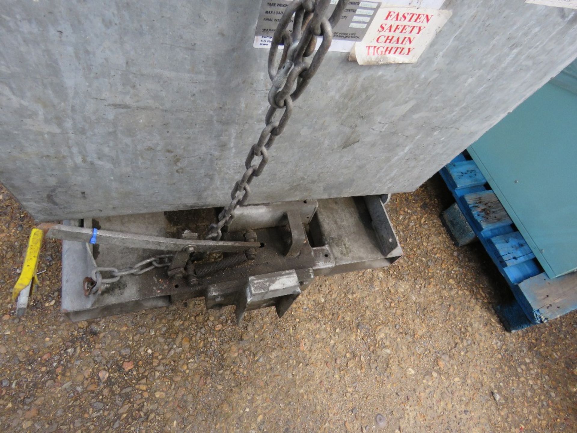 HEAVY DUTY GALVANISED FORKLIFT TIPPING SKIP ON WHEELS. - Image 2 of 4