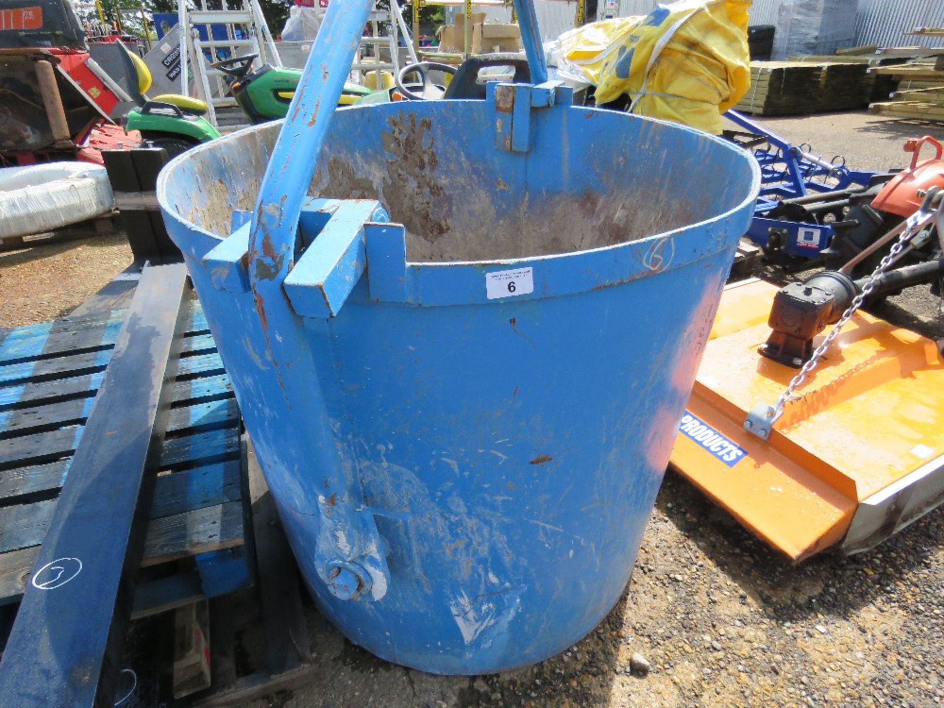 CONCRETE CRANE BUCKET, 1000LITRE CAPACITY. DIRECT FROM LOCAL COMPANY AS PART OF THEIR FLEET RENEWAL