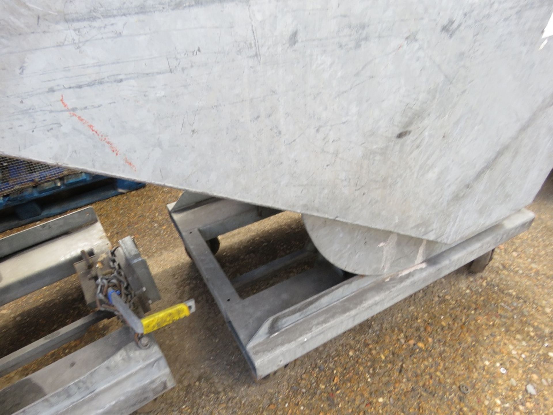 HEAVY DUTY GALVANISED FORKLIFT TIPPING SKIP ON WHEELS. - Image 4 of 4