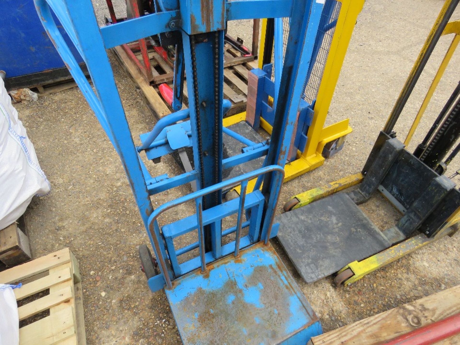 BLUE CHAIN LIFT HAND OPERATED MATERIAL LIFT AND SHIFT UNIT. WHEN TESTED WAS SEEN TO LIFT AND LOWER.