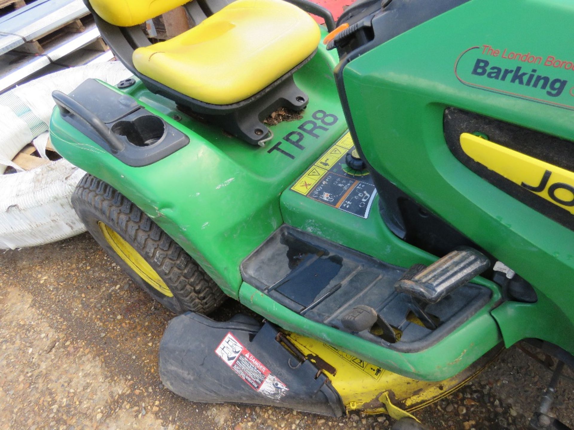 JOHN DEERE 540 RIDE ON PROFESSIONAL MOWER, PREVIOUS COUNCIL USEAGE. NO VAT ON HAMMER PRICE. STRAIGH - Image 3 of 5