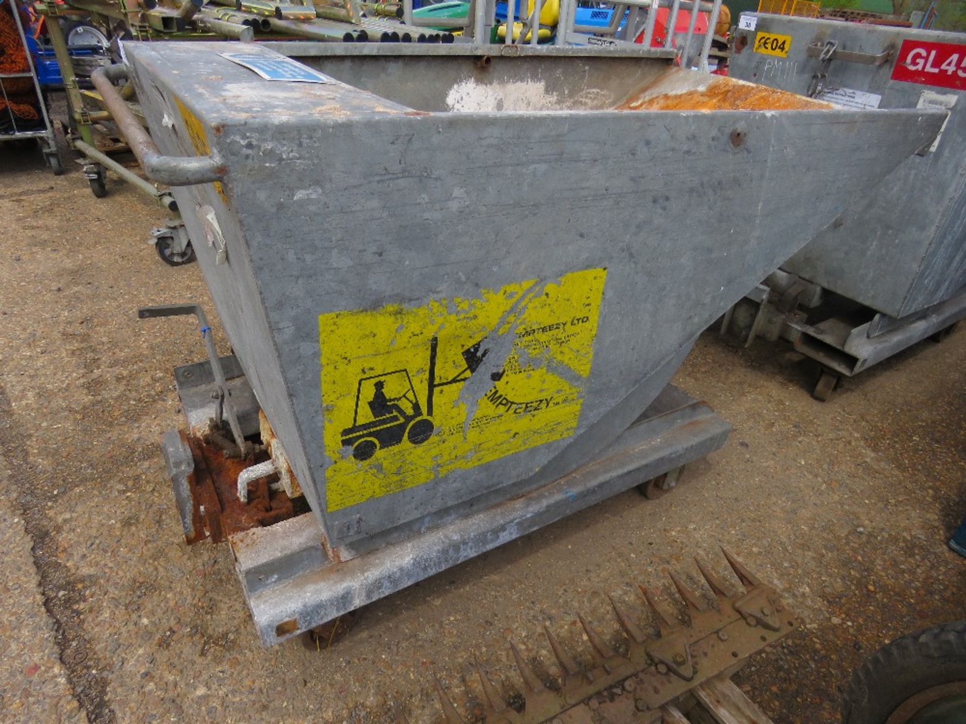 HEAVY DUTY GALVANISED FORKLIFT TIPPING SKIP ON WHEELS. - Image 4 of 4