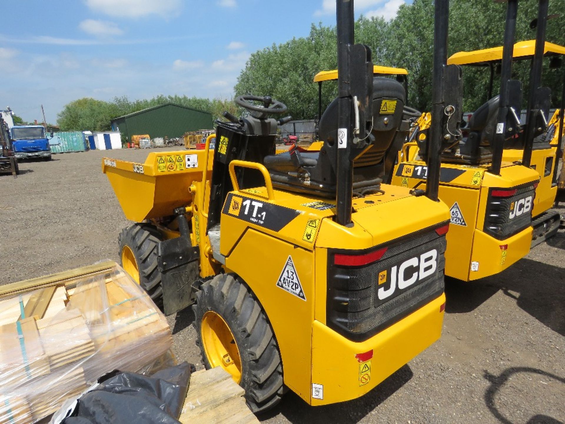 JCB 1T-1 HIGH TIP ONE TONNE DUMPER, YEAR 2018 BUILD. 265.9 RECORDED HOURS, KEY AND CERTIFICATE OF - Image 4 of 10