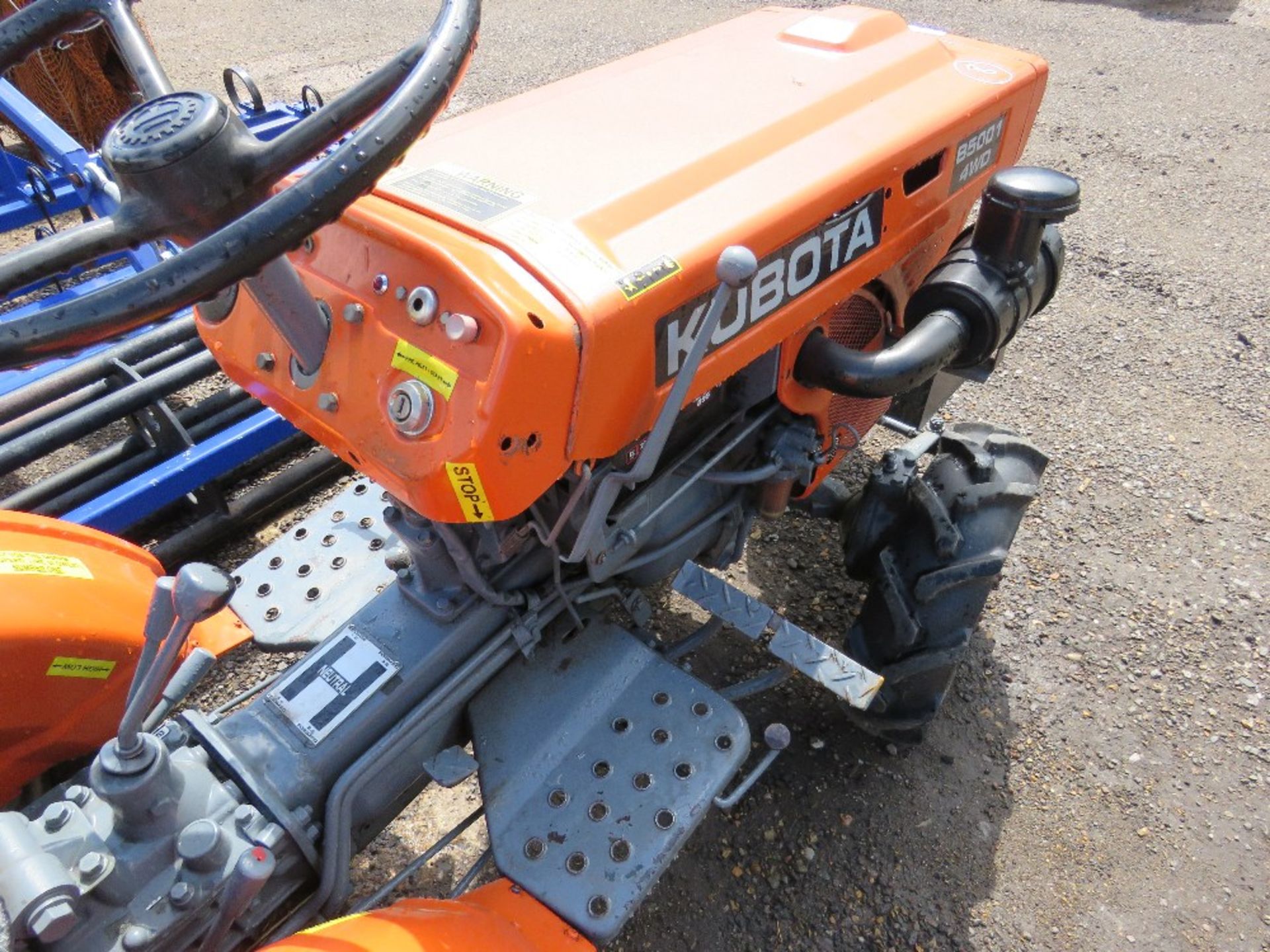 KUBOTA B5001 4WD COMPACT TRACTOR WITH FRONT WEIGHT BOX AND LINK ARMS. - Image 3 of 5