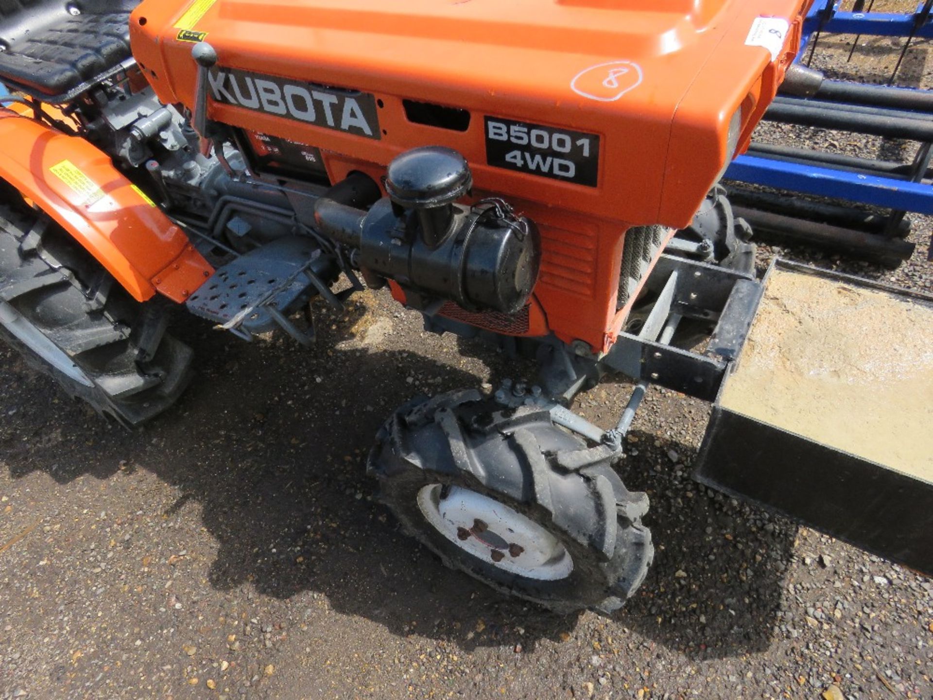 KUBOTA B5001 4WD COMPACT TRACTOR WITH FRONT WEIGHT BOX AND LINK ARMS. - Image 4 of 5