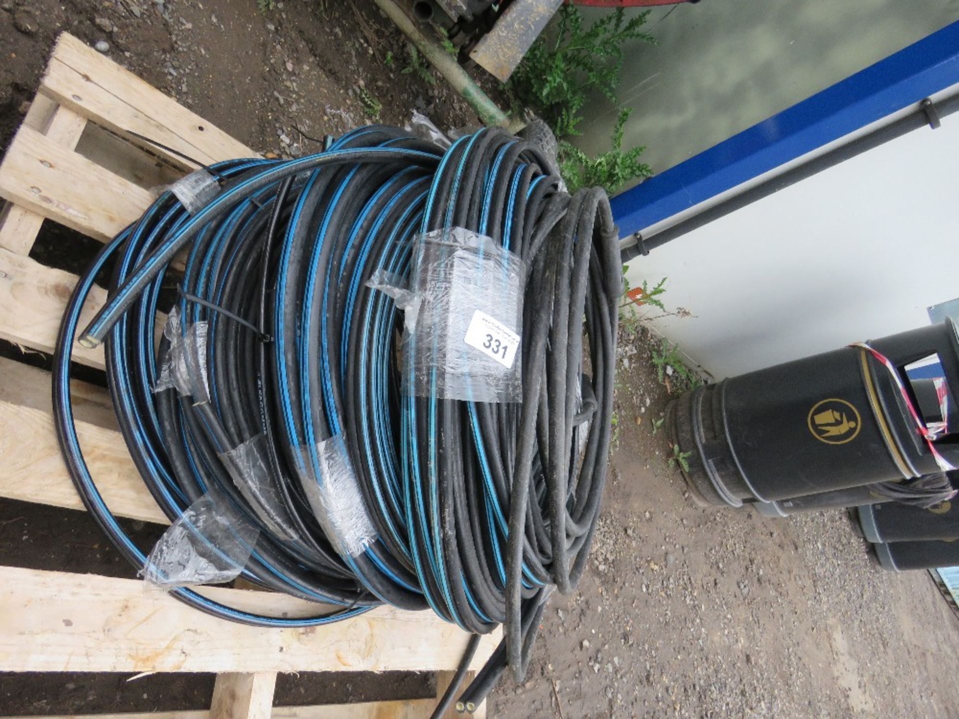 PALLET OF SHOTGUN TYPE TWIN HYDRAULIC HOSE AND SOME SINGLE HOSE. - Image 2 of 2