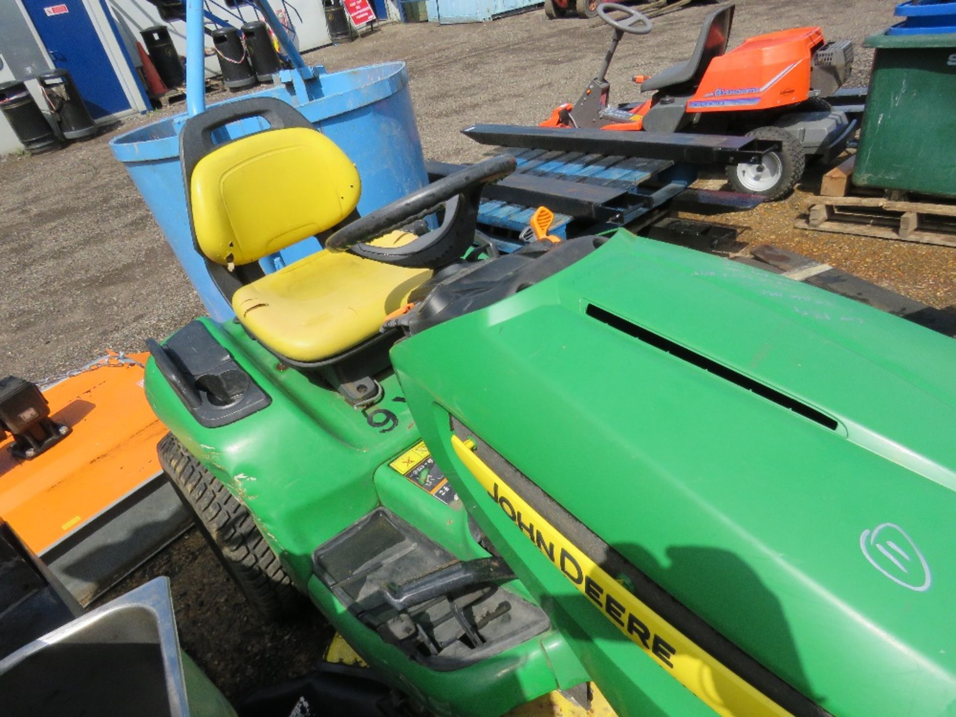 JOHN DEERE X540 PROFESSIONAL RIDE ON MOWER, PREVIOUS COUNCIL USEAGE. STRAIGHT FROM STORAGE, NO KEY - Image 2 of 6