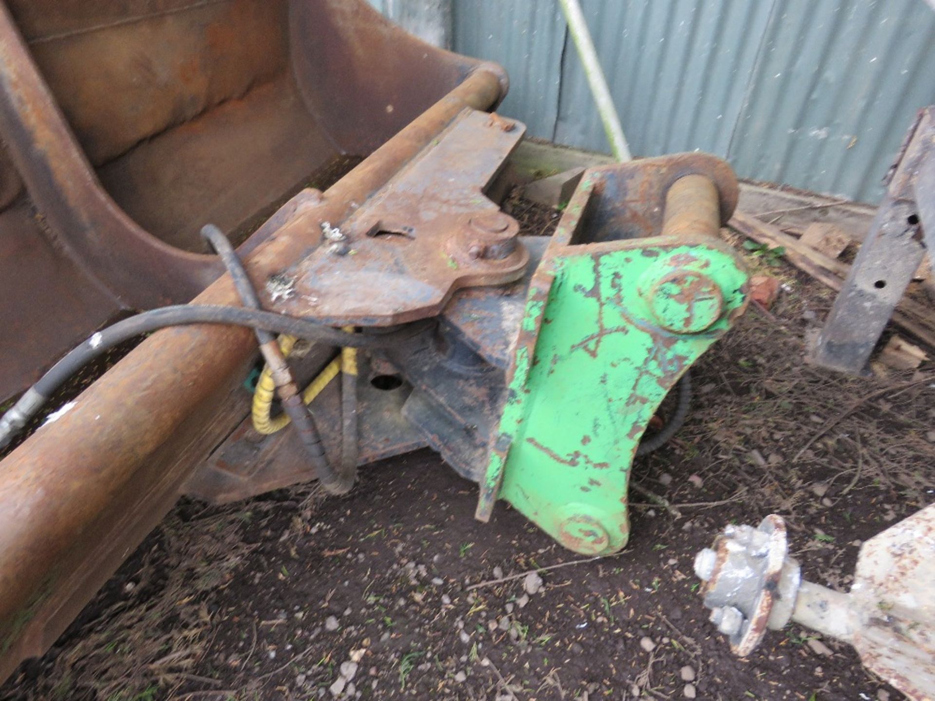 HYDRAULIC ANGLE ADJUSTING/TILTING GRADING BUCKET ON 80MM PINS, 7FT WIDTH APPROXIMATELY. WORKING WHE - Image 2 of 5