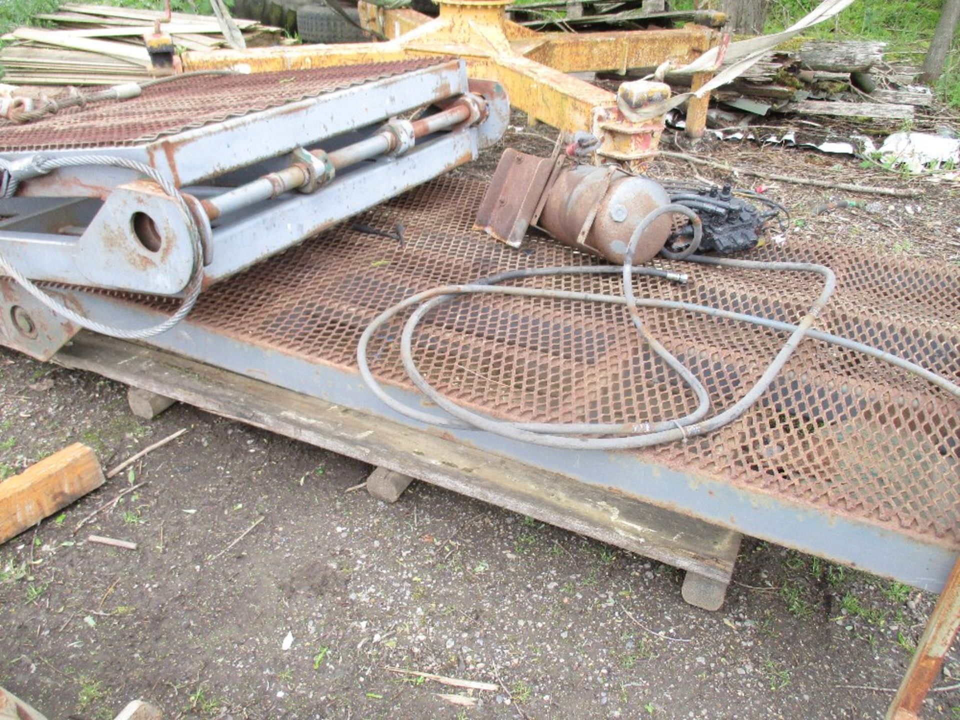 HEAVY DUTY BEAVERTAIL LORRY RAMP ASSEMBLY WITH RAMS AND PUMP AS SHOWN. FLIP TOE TYPE. - Image 3 of 5