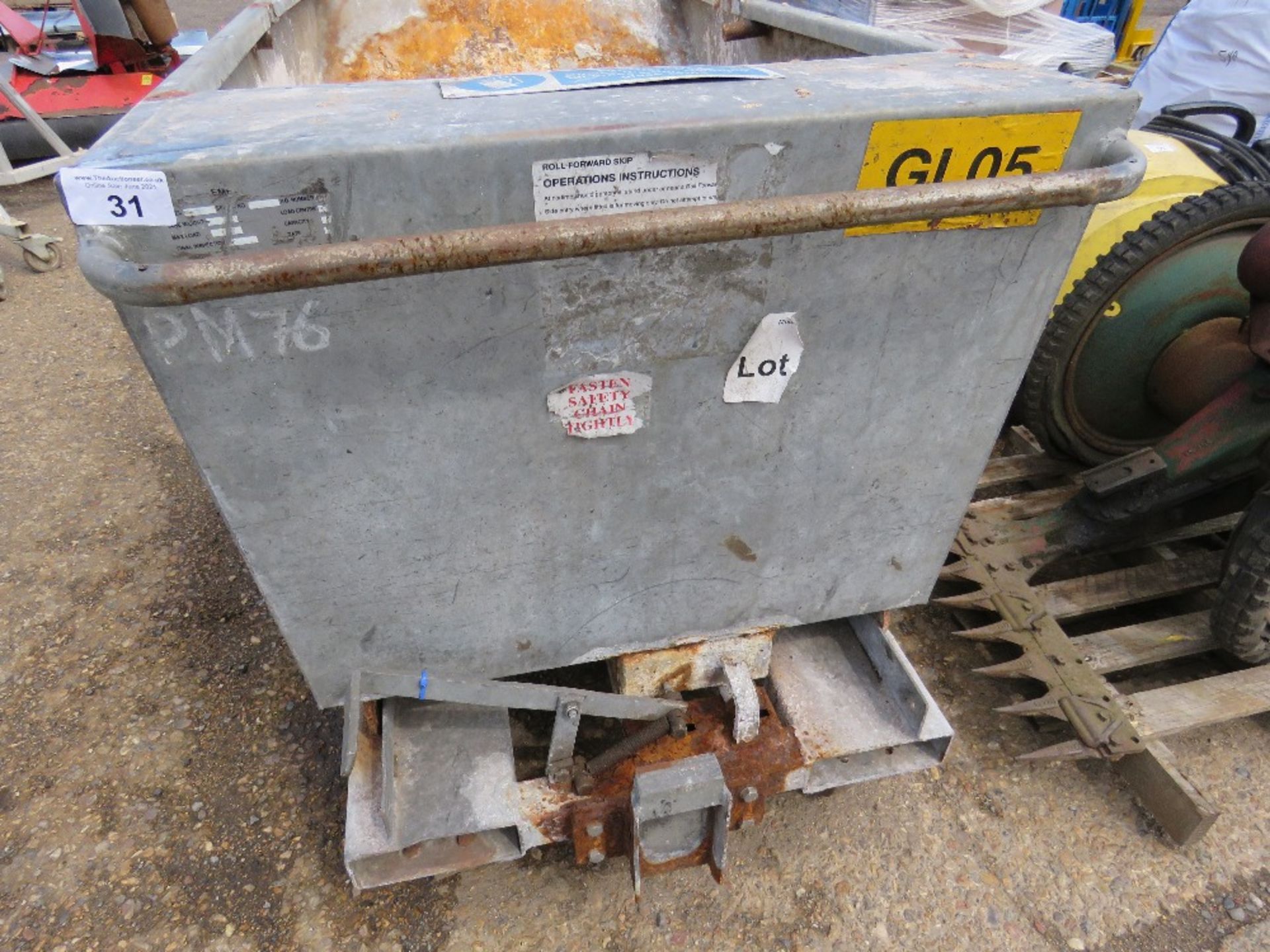 HEAVY DUTY GALVANISED FORKLIFT TIPPING SKIP ON WHEELS. - Image 2 of 4