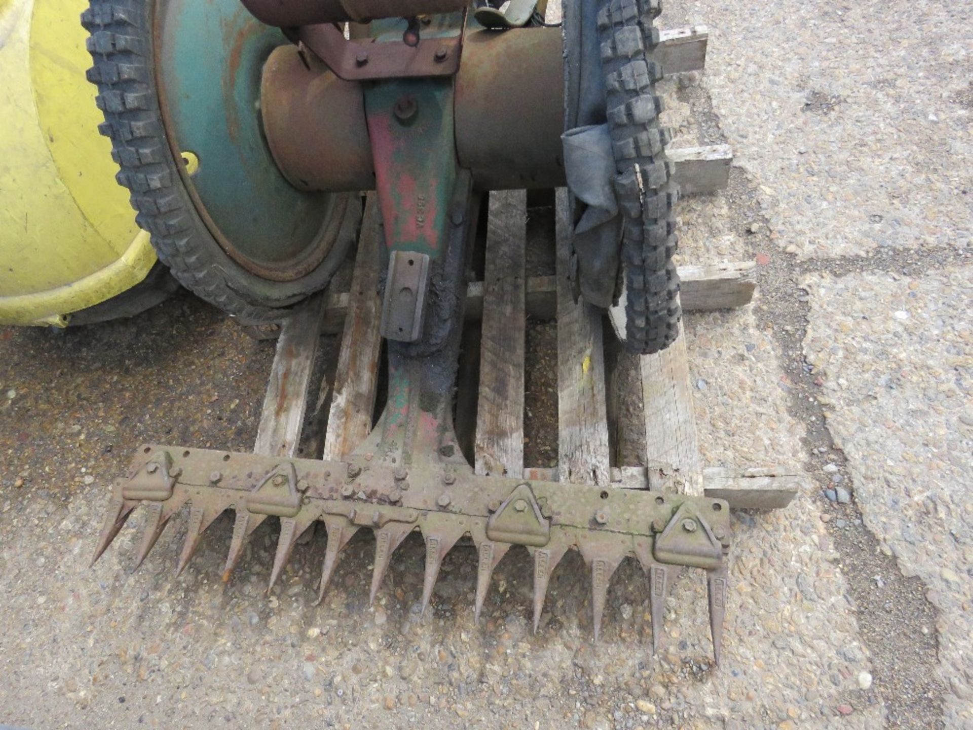 OLD PETROL ENGINED ALLEN TYPE SCYTHE, CONDITION UNKNOWN. - Image 3 of 4