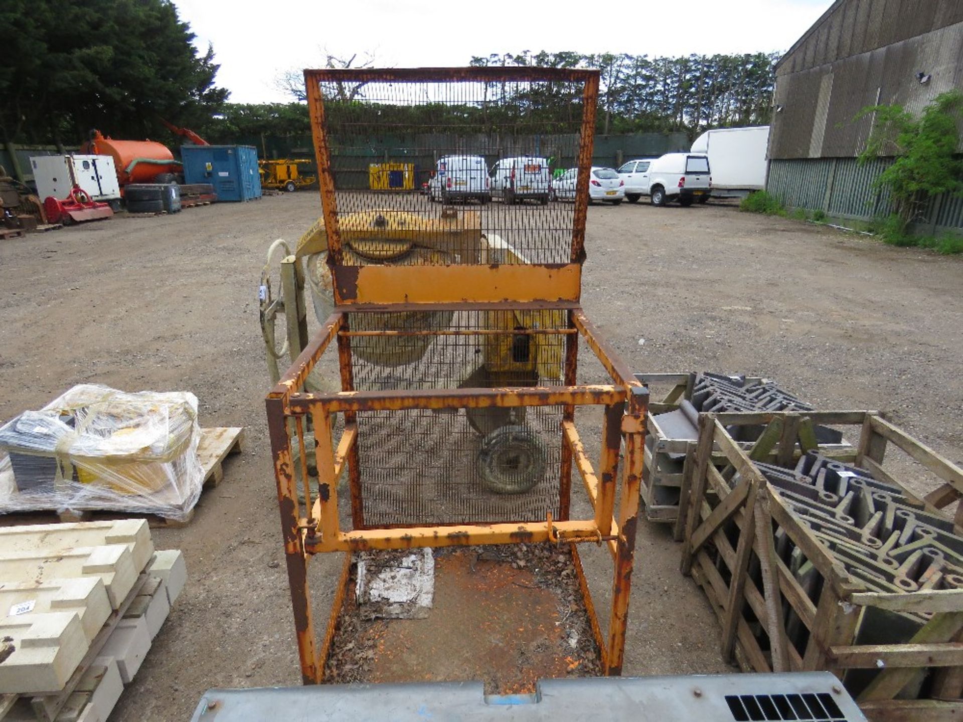 FORKLIFT MOUNTED MAN CAGE, UNTESTED. NO VAT ON HAMMER PRICE. - Image 2 of 2